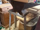 une pile de boîtes et d'autres objets dans une pièce