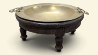 Ancien brasero de forme ronde en laiton et cuivre encastré d…