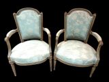une paire de chaises anciennes avec un rembourrage bleu, rembourré, rembourré, rembourré, rembourré, rembourré, rembourré, rembourré, rembourré, rembourré