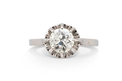 une bague en or blanc sertie d'un diamant rond taille brillant