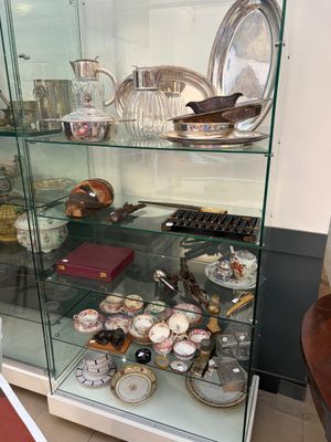 une vitrine en verre contenant de nombreux objets différents