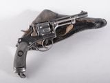 gros plan d'un revolver sur une surface blanche