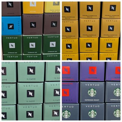 Plusieurs boîtes de café sont empilées les unes sur les autres