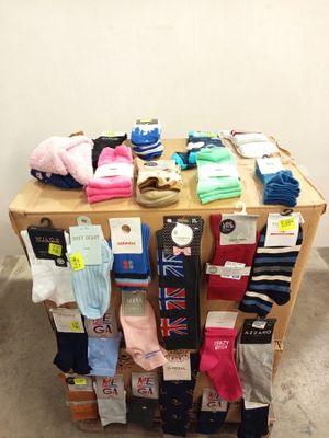 de nombreuses paires de chaussettes exposées sur une table en bois