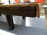 un gros plan d'une table de billard avec un tapis marron