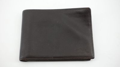 portefeuille en cuir noir sur fond blanc