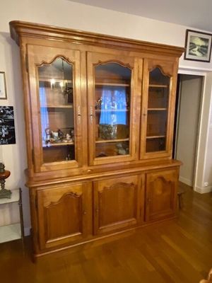 un vaisselier en bois avec des portes vitrées dans un salon