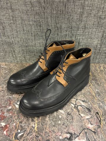 DIOR Homme – Paire de bottine en cuir bi-colore. Pointure 43 (sou...