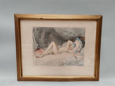 une vieille photo représentant une femme allongée sur un lit, dans un cadre doré