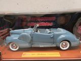 une petite voiture bleue dans une vitrine posée sur une table