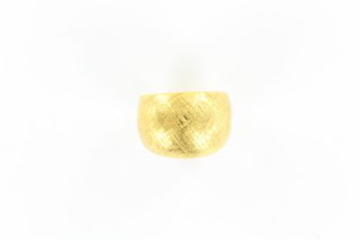 gros plan d'une bague en or sur fond blanc
