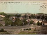 une vieille carte postale représentant une petite ville au cœur du pays