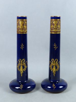 une paire de vases bleus ornés de motifs dorés sur les côtés