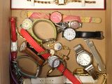 une boîte remplie de montres et de bracelets de toutes sortes