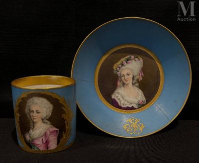 une tasse et une soucoupe ornées de l'image d'une dame
