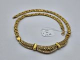 un bracelet plaqué or composé de deux rangées de perles et muni d'un fermoir