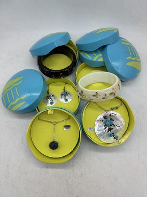 beaucoup de bijoux rangés dans une boîte posée sur la table