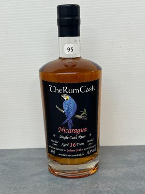 une image représentant une bouteille de rhum de fût sur laquelle figure un perroquet