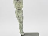 une image représentant une sculpture d'une femme debout sur un socle