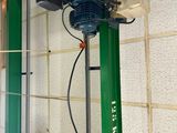 une photo d'un homme travaillant sur une machine dans un bâtiment