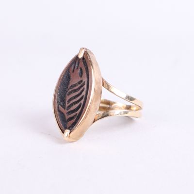 a close up of a ring with a leaf design on it