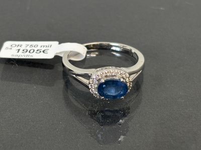 une image d'une bague sertie d'un saphir et de diamants