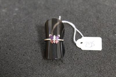 une bague posée sur une table avec une étiquette de prix