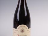 une bouteille de vin posée sur une table