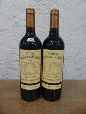 deux bouteilles de vin posées sur une table en bois