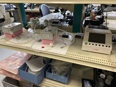 de nombreux appareils électroniques sur les rayons du magasin