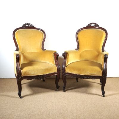 paire de chaises anciennes recouvertes de velours jaune et dotées de pieds sculptés