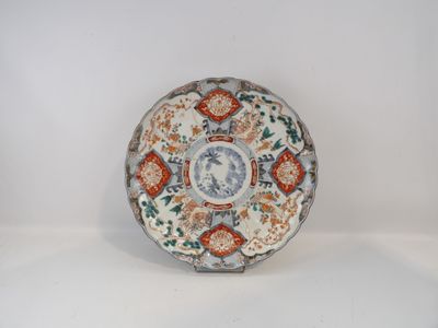 une assiette ornée d'un motif floral, posée sur une surface blanche