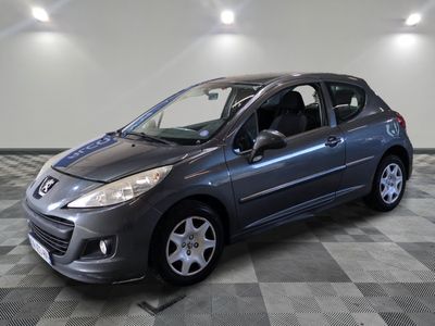 la photo d'une voiture grise garée dans un garage