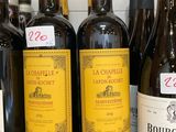 plusieurs bouteilles de vin sont alignées sur un comptoir
