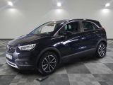 une voiture noire est garée sur le sol en damier d'un garage