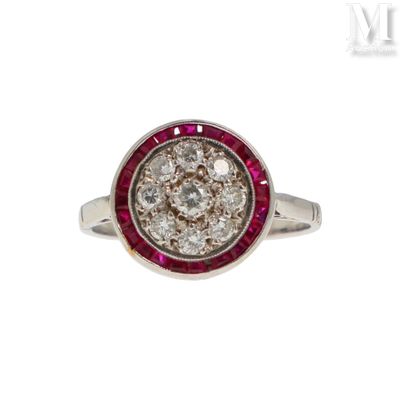 gros plan d'une bague en diamant et rubis sur fond blanc