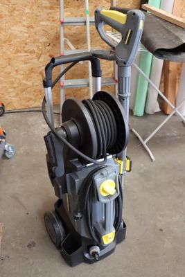 une photo d'un nettoyeur haute pression dans un garage