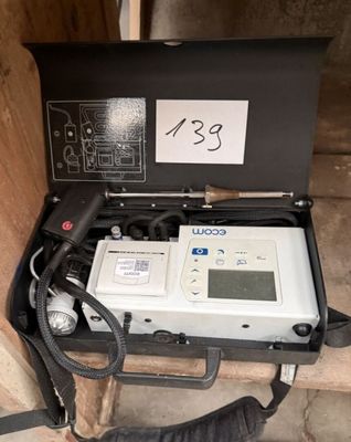 une valise dans laquelle se trouve une télécommande
