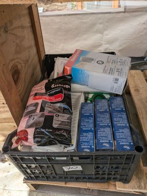 une caisse contenant de nombreux articles, posée sur une palette