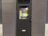 une machine qui se trouve au milieu de la pièce