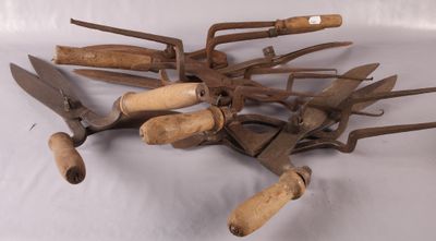 tout un tas de vieux outils qui traînent sur une table