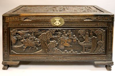 une grande boîte en métal ornée d'un motif