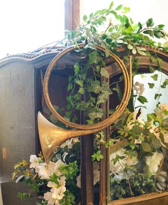 un grand miroir sur lequel est posé un bouquet de fleurs