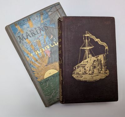 deux livres sont posés côte à côte sur une surface blanche