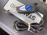 un câble branché à un chargeur de voiture