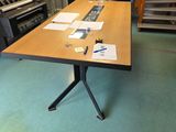 une table recouverte de papiers, au milieu d'une pièce