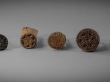 de nombreux types de boutons en bois disposés sur un fond blanc