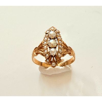 une photo d'une bague en or sertie de perles et d'un diamant