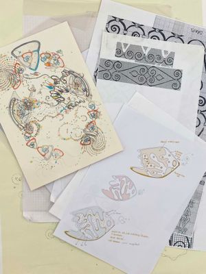 tout un tas de cartes posées sur une table