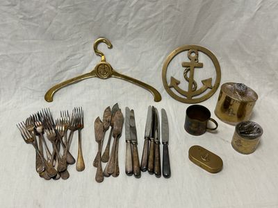 un assortiment d'argenterie ancienne, comprenant notamment un cintre et d'autres objets